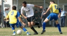 יוני בן חמו(בלבן)מסתדר מול הגנת אריאל(צילום:לירן דורף)