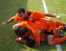 יש ערימה של חברה על הדשא