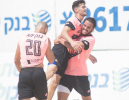 מושלמים: הפועל 'קונפינו' חדרה עם פתיחה מדהימה בחופים