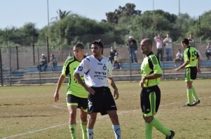 משה בלביליה מוקף בשחקני הגנה של האורחים