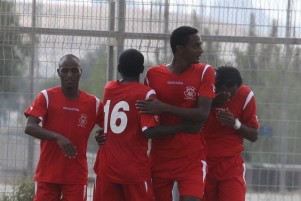 שחקני בני יצ'אלאל רחובות חוגגים נצחון(אנס אבודעבס)