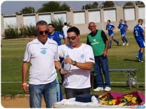 מחובר ליפו בטבור. רון עמיקם משמאל (בועז רביד)