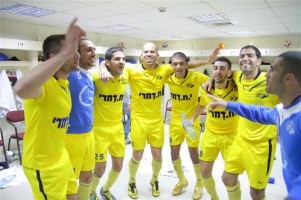 שחקני נתיבות חוגגים אחרי הנצחון על יפו (שי מוגילבסקי)