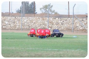 רוצים לקיים אמונתם. שחקני אלהואשלה בתפילה (שי מוגילבסקי)