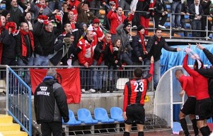 שחקני ירושלים חוגגים עם הקהל.