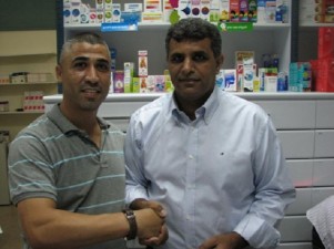 לא רוצה כסף. יוסף סבית (משמאל)