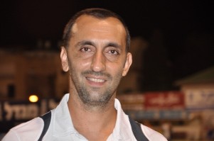 מתהלך שפוף ופגוע