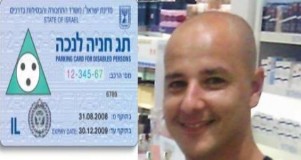 ביאלה עם כרטיס השחקן שלו