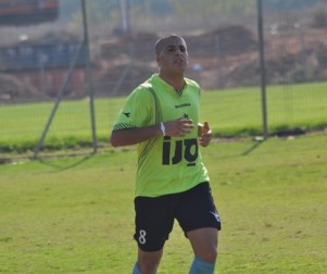 מקשר בינוני למגן מצויין. אדם לם