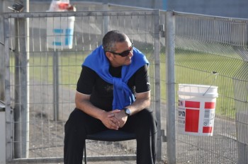 נשאר לשבת לבד מרוחק מחדר ההלבשה. מאיר ארמה