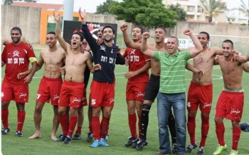 הישרדות. שחקני טייבה חוגגים (אנס אבודעבס)