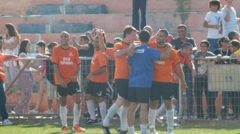 עלו לפלייאוף העליון. שחקני כפר שלם חוגגים (שלמה אליאס)