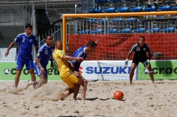 משה עמר במאבק עם שחקן אוקראינה,בן מוחה משקיף.