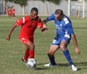 מגיע לקטמון.אילן טפרה (באדום)