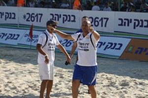 דידי הררי חוגג את העליה לגמר.