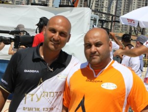 לא סתם משחק.אלמוג ספיר (מימין)