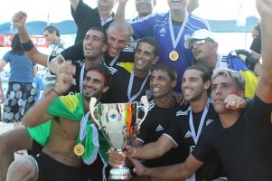 שחקני ראש העין עם הגביע.