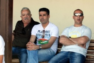 מגיע לעזור לשווגר?חיים סילבס(במרכז)