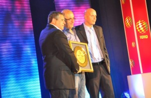 סבח מקבל את הפרס מאבי קאופמן ואורי שני.