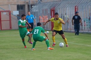 איסלאם כנעאן (בצהוב) מול שניר משען. (צילום: מוחמד חאדר אניס).