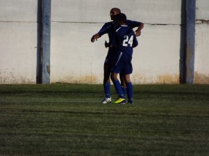 שחקני צפרירים חוגגים. (צילום: אלון יהודיוף).