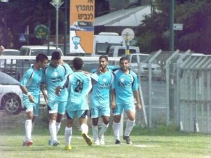 שחקני הגבעה חוגגים. (צילום: אלון יהודיוף).