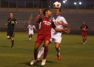 יונתן זדה (באדום) וידין זרוס בגביע הטוטו. (צילום: לירן דורף).