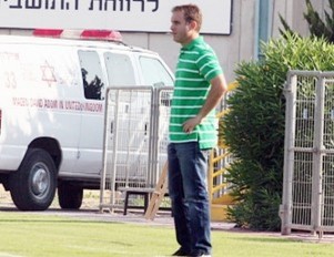 העפיל לרבע הגמר. מאמן הפועל הרצליה, תומר קשטן.