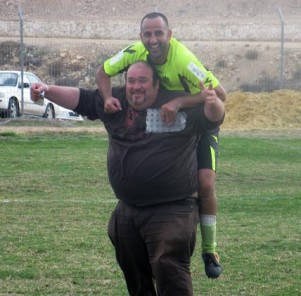 שעריים פתחה מבערים. מוסא  בן חייםואוהד (עדי נדב)