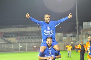 שינה מניף את אבוענזה. (צילום: מוחמד חאדר אניס)