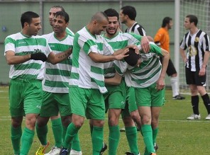 שחקני מגדל העמק חוגגים עוד נצחון