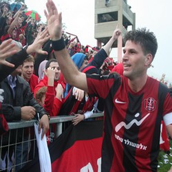 אהרון חוגג ניצחון יקר