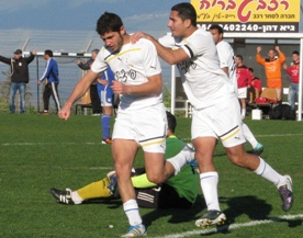 תום דן ואבי עמר חוגגים.