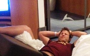 הובהל למלון. בר זכאי.