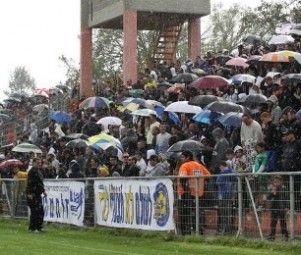 שילמו פחות ? אוהדי יבנה במשחק (ארז נעמן)