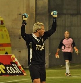 אבי עמוס. גיבור במגדל