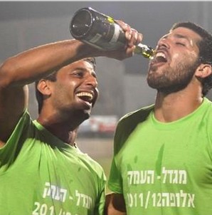 שחקני מגדל חוגגים עלייה