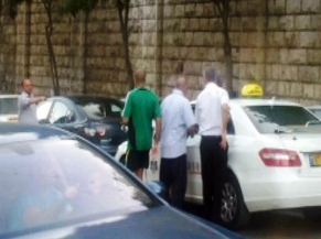 בר נתן עם הגב למצלמה, אחמד חילו (משמאל)