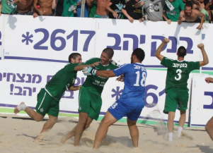 שחקני חיפה ובר דוד חוגגים השארות בליגה