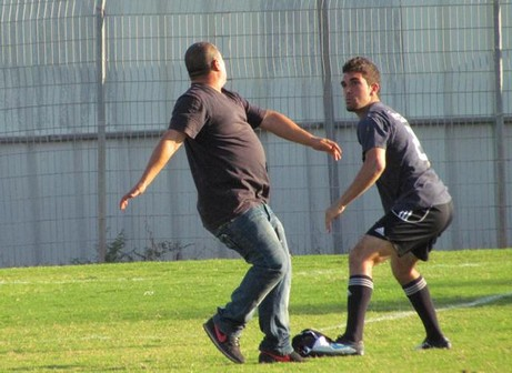 חבר הנהלת טבריה ירון דוד בעימות מול שחקן גלבוע בעונה שעברה. מספיק!