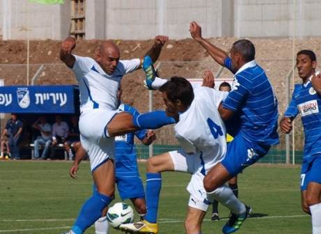 שחר סימן טוב מול הגנת דליה(צילום:חאדר אניס)