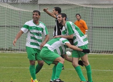 שחקני מגדל חוגגים