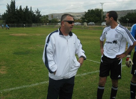 מאמן טירת הכרמל שמעון רביבו מתדרך את שחקניו