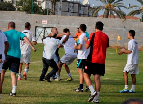 בודדה בפסגה. שחקני מגדל העמק חוגגים את הניצחון בחדרה