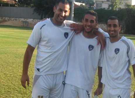 אלירן מגול (משמאל) עם פשאי וחדד. אווירה טובה בבאר יעקב