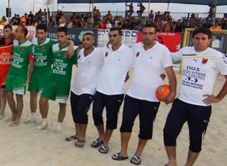 הביא את הרוגע מהחופים. עאמר (שלישי מימין)