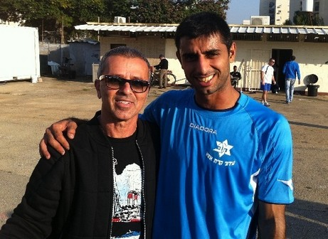 ג'נח עם חבר הנהלת קרית אתא. איזה גול!