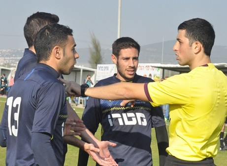 שחקני מגדל באים בטענות לשופט היום. 