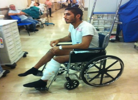 גיא אהרוני בתקופת השיקום בבית החולים. כיום הוא על קביים