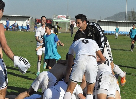 שחקני גלבוע חוגגים